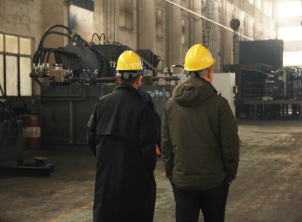 ممثل هندي موثوق به يُجري تدقيقًا للمصنع لمشروع معالجة خردة الألومنيوم واسع النطاق